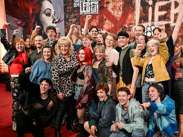 Das Publikum feiert begeistert das neue Berliner Musical «Wir sind am Leben». / Foto: Jens Kalaene/dpa
