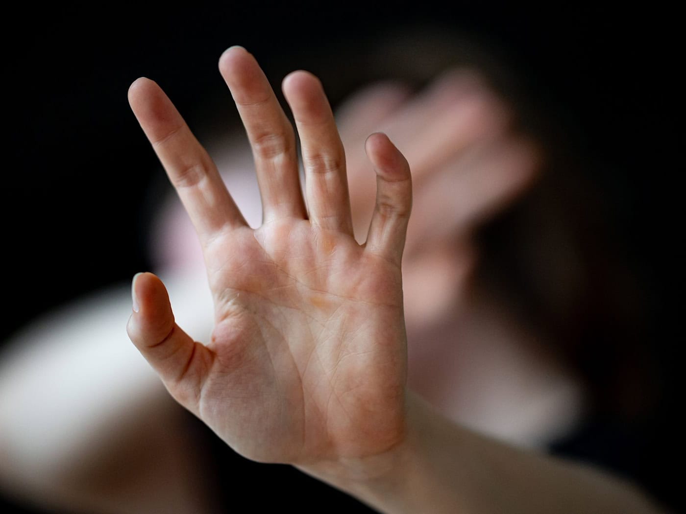 Verfahren zu häuslicher Gewalt werden in Brandenburg häufig eingestellt. (Symbolbild) / Foto: Fabian Sommer/dpa