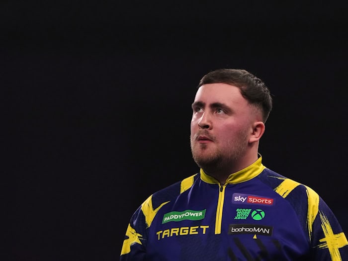 Luke Littler gewinnt in Berlin. (Archivbild) / Foto: Dave Shopland/AP/dpa