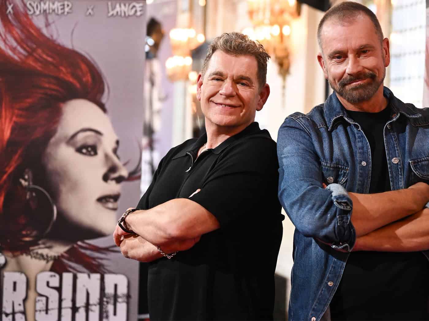 Das Komponisten-Duo Peter Plate (links) und Ulf Leo Sommer. Das neue Berlin-Musical «Wir sind am Leben» feiert Premiere. (Archivbild) / Foto: Britta Pedersen/dpa