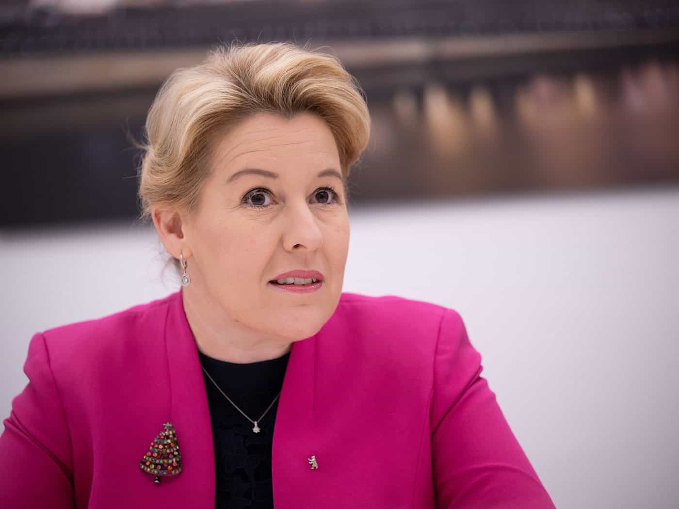 Wirtschaftssenatorin Franziska Giffey (SPD) macht in Indien Werbung für den Standort Berlin. (Archivbild) / Foto: Sebastian Gollnow/dpa