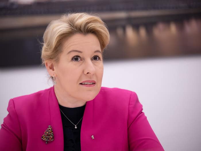 Wirtschaftssenatorin Franziska Giffey (SPD) macht in Indien Werbung für den Standort Berlin. (Archivbild) / Foto: Sebastian Gollnow/dpa