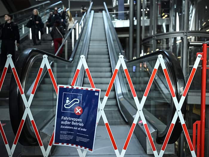 Seit Wochen kaputt: Rolltreppen im Hauptbbahnhof. / Foto: Britta Pedersen/dpa