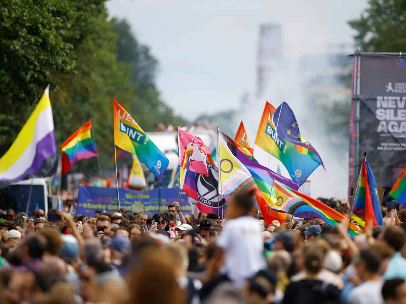 Mit einem Bündel von Maßnahmen will der Berliner Senat queere Menschen besser schützen. (Archivbild)  / Foto: Carsten Koall/dpa