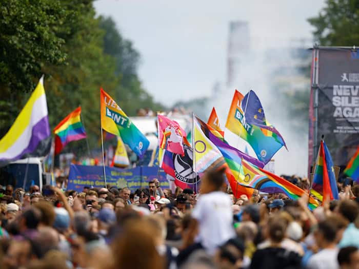 Mit einem Bündel von Maßnahmen will der Berliner Senat queere Menschen besser schützen. (Archivbild)  / Foto: Carsten Koall/dpa