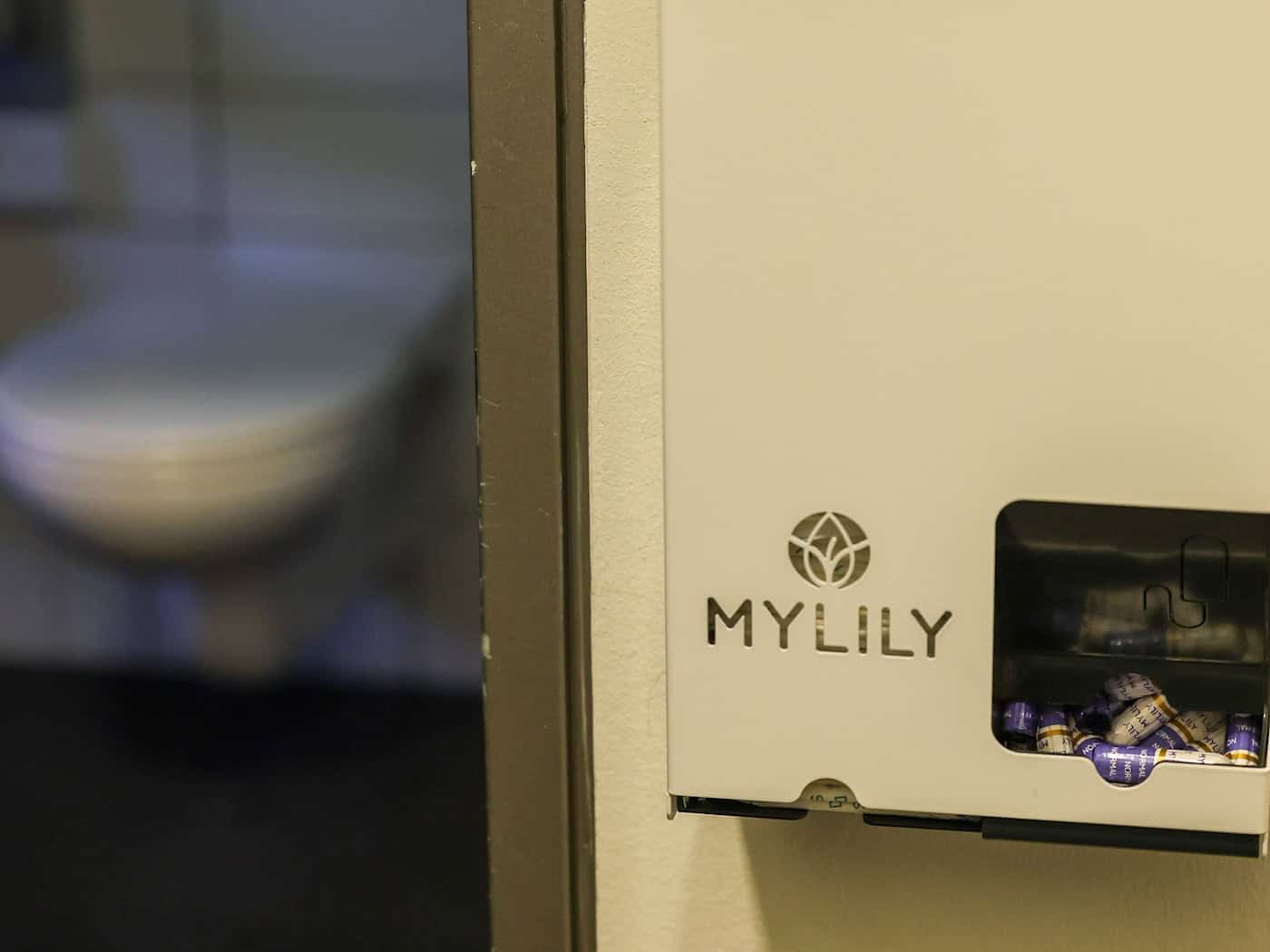 In mehreren öffentlichen Toiletten in Berlin wird die Ausgabe kostenloser Periodenprodukte getestet. (Symbolbild)  / Foto: Jan Woitas/dpa