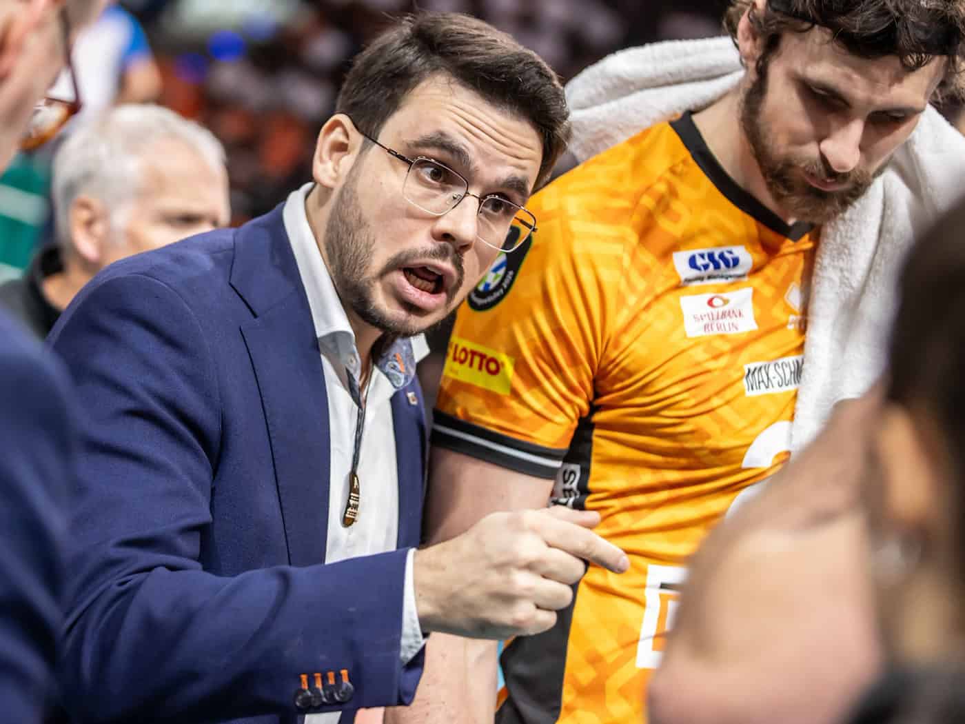 Trainer Alexandre Leal (l) und die Volleys müssen nun in der Meisterschaft liefern. (Archivbild) / Foto: Andreas Gora/dpa