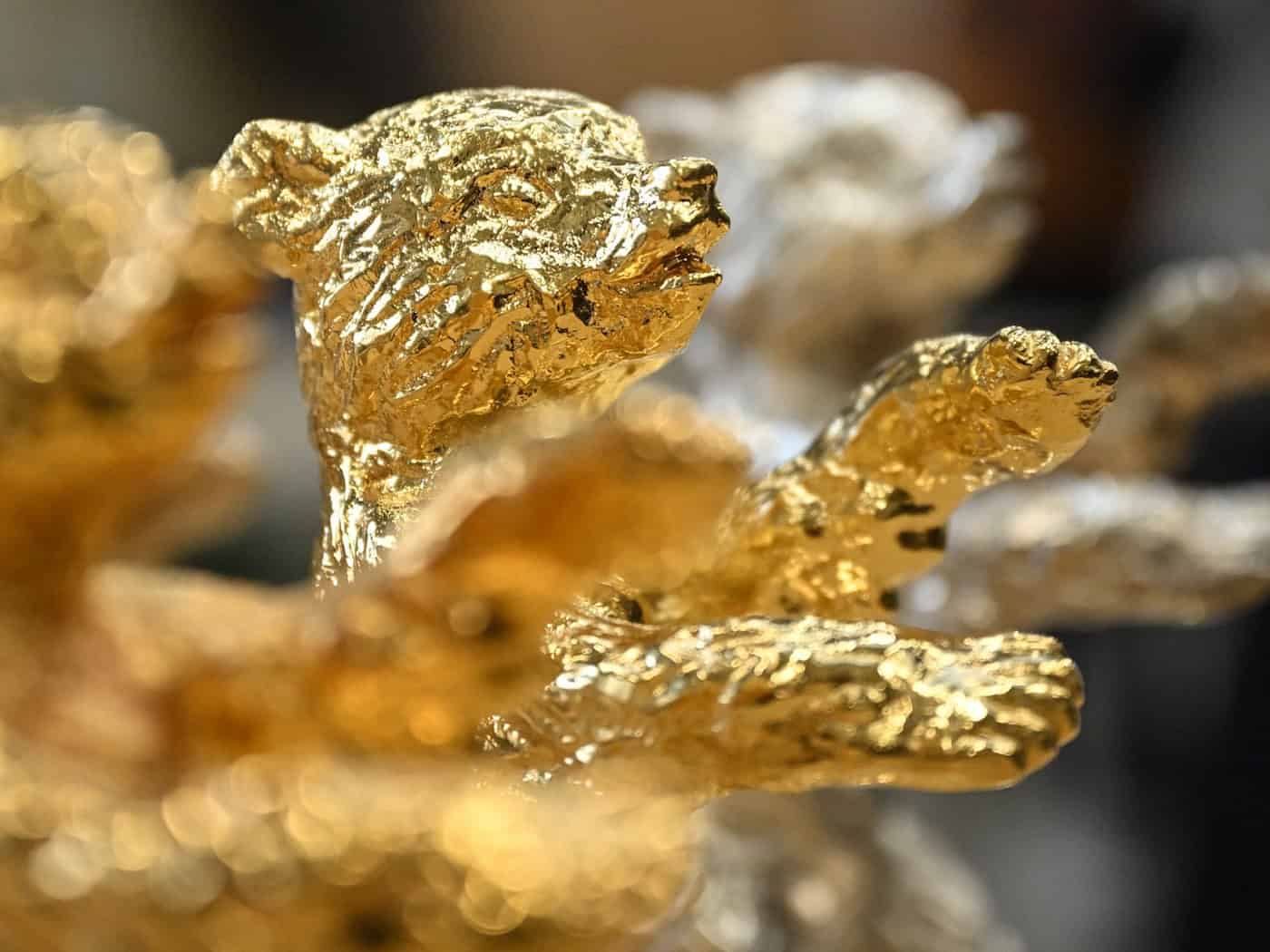 Auch die diesjährigen Berlinale-Bären entstanden in der Bildgießerei Noack.  / Foto: Britta Pedersen/dpa