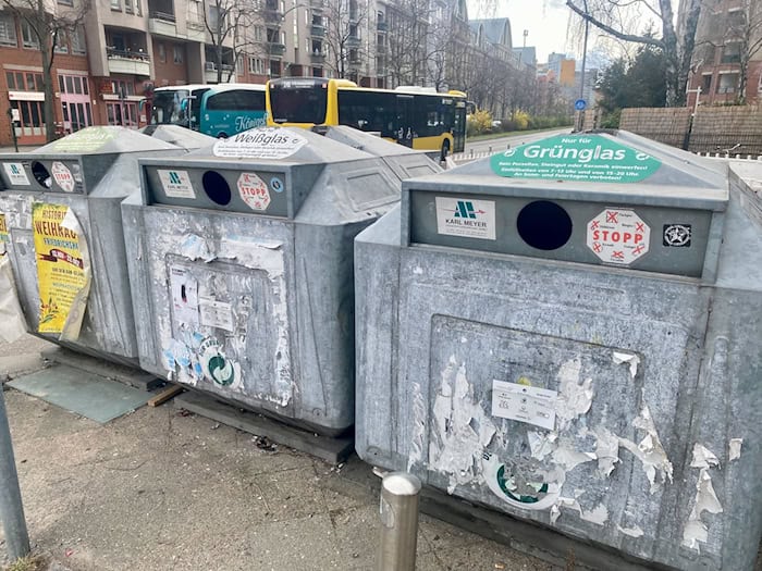 Altglascontainer sind oft überfüllt, das zieht Beschwerden von Bürgern nach sich. / Foto: Torsten Holtz/dpa