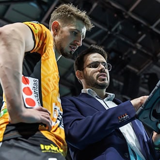 Florian Krage-Brewitz (l) und BR Volleys-Trainer Alexandre Leal. (Archivbild) / Foto: Andreas Gora/dpa