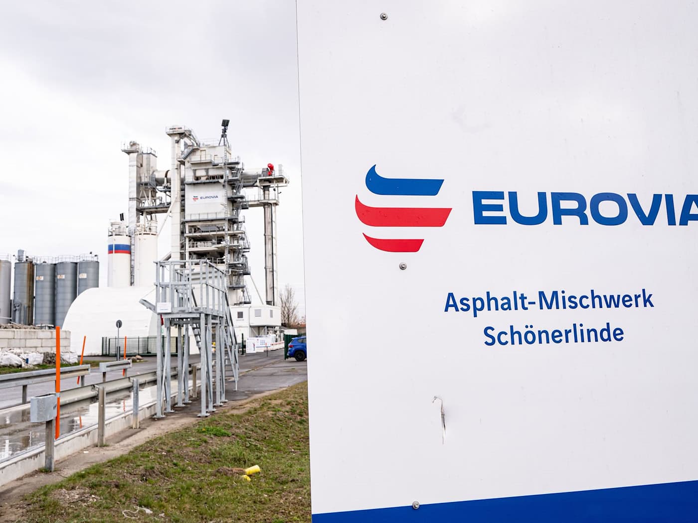 Ein Brandanschlag hat das Asphalt-Mischwerk in Wandlitz so stark beschädigt, dass es die Produktion über Monate stoppen muss. / Foto: Fabian Sommer/dpa