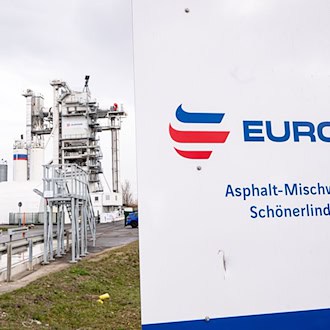 Ein Brandanschlag hat das Asphalt-Mischwerk in Wandlitz so stark beschädigt, dass es die Produktion über Monate stoppen muss. / Foto: Fabian Sommer/dpa