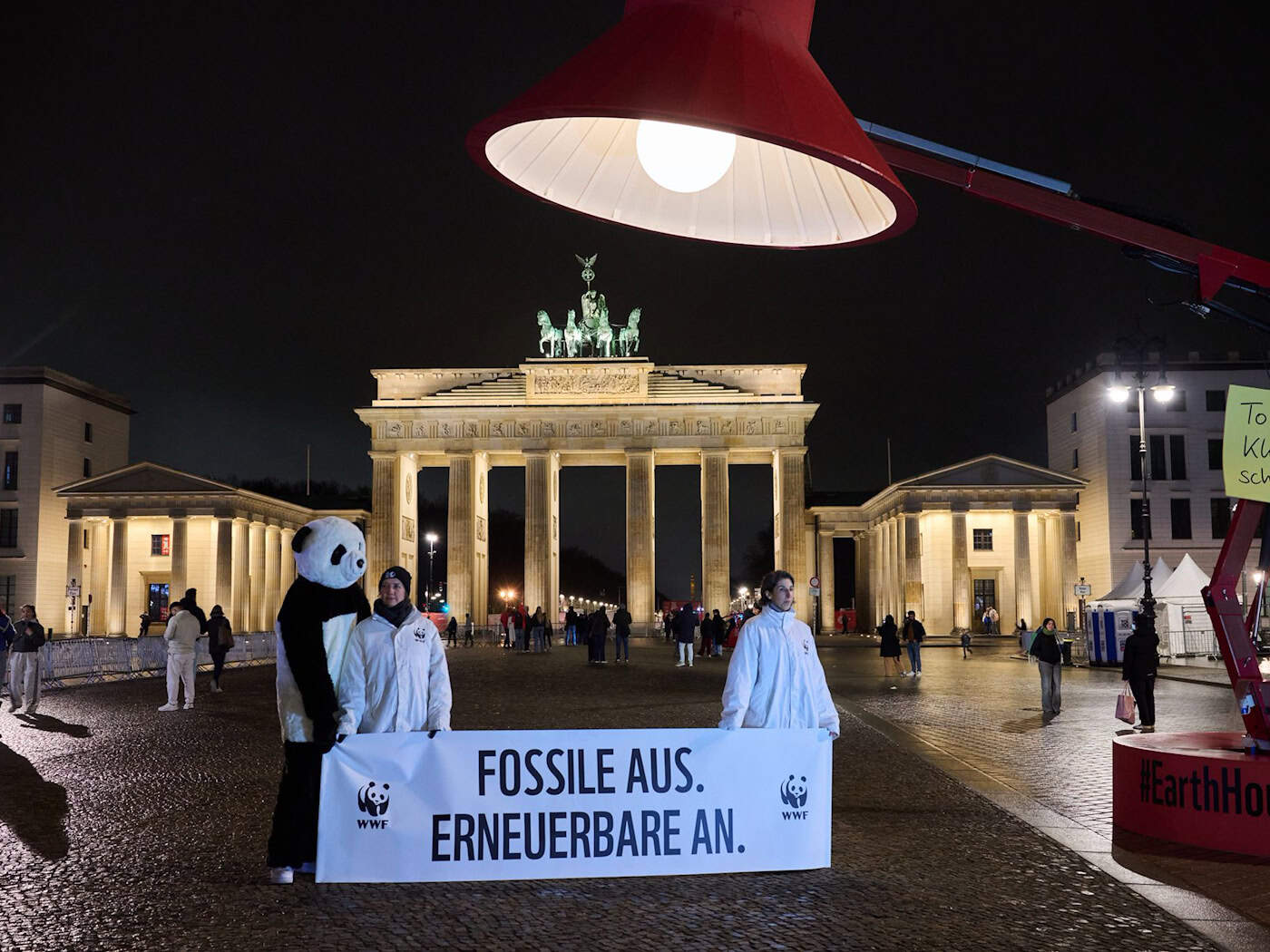 Auch am Brandenburger Tor gingen die Lichter aus. Der WWF wirbt auch dafür, privat Energie zu sparen. Daher wurde eine übergroße Schreibtischlampe aufgebaut und ausgemacht. / Foto: Annette Riedl/dpa