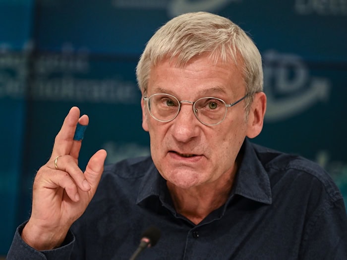 Brandenburgs AfD-Fraktionschef Hans-Christoph Berndt wendet sich gegen die Einstufung der AfD als gesichert rechtsextremistisch. (Archivbild) / Foto: Britta Pedersen/dpa