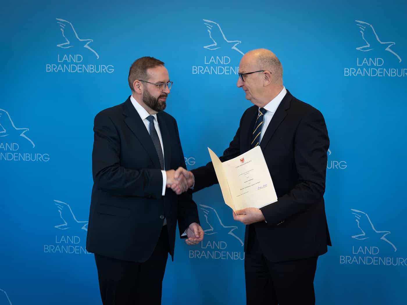 Brandenburgs Bildungsminister Gordon Hoffmann (CDU) hat sich auf dem zweiten Bildungsweg qualifiziert und dann studiert. / Foto: Soeren Stache/dpa