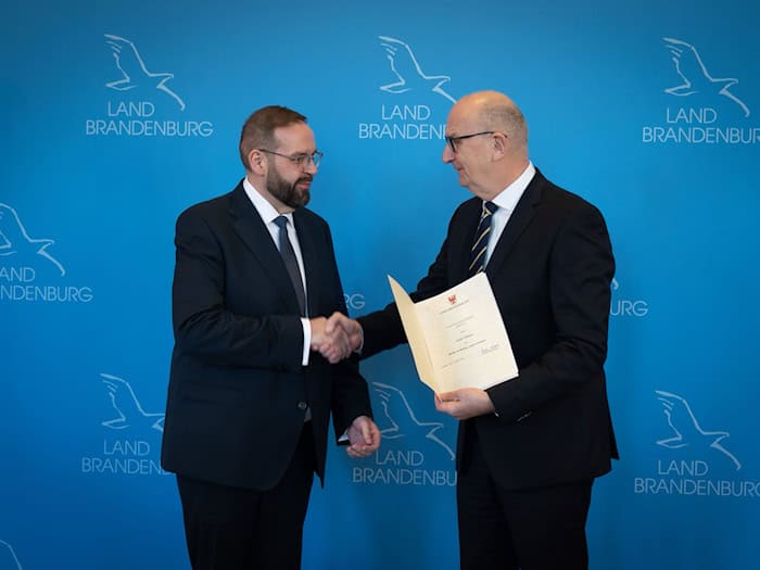 Brandenburgs Bildungsminister Gordon Hoffmann (CDU) hat sich auf dem zweiten Bildungsweg qualifiziert und dann studiert. / Foto: Soeren Stache/dpa