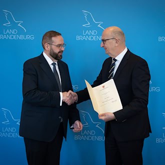 Brandenburgs Bildungsminister Gordon Hoffmann (CDU) hat sich auf dem zweiten Bildungsweg qualifiziert und dann studiert. / Foto: Soeren Stache/dpa