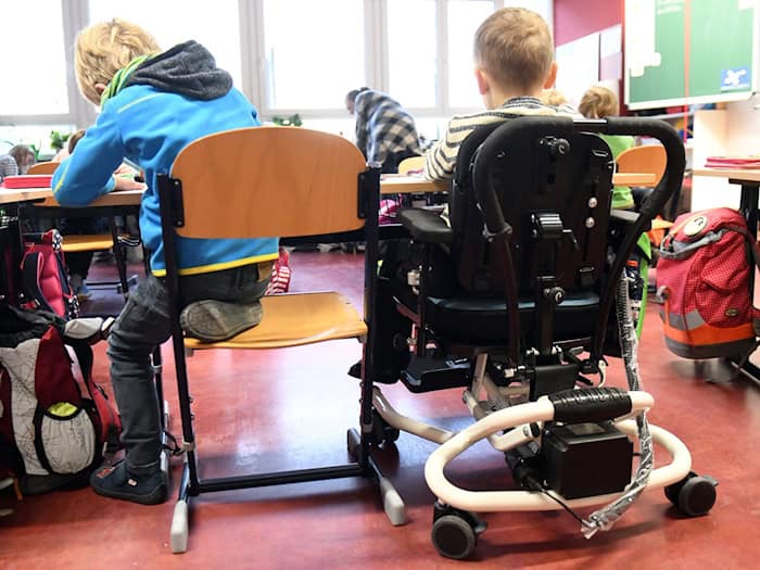 Der Landeselternrat in Brandenburg hält mehr Personal für die Inklusion an Schulen für notwendig. (Archivbild) / Foto: Maurizio Gambarini/dpa