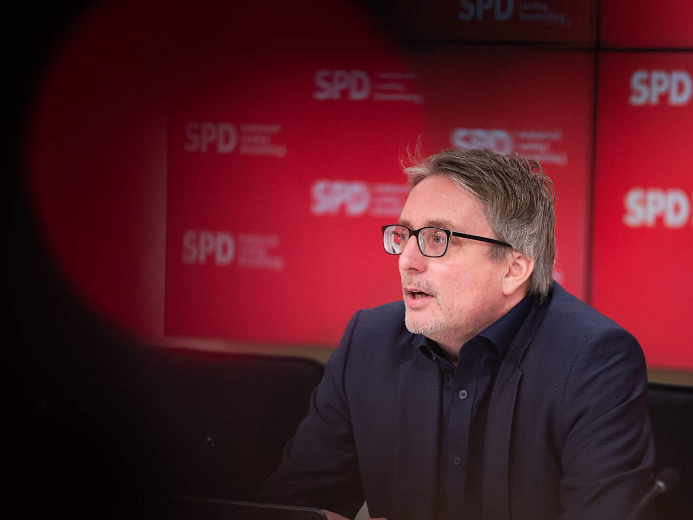 Brandenburgs SPD-Fraktionsvorsitzender Björn Lüttmann stellt erste Sparpläne von SPD und CDU vor. (Archivbild) / Foto: Christophe Gateau/dpa