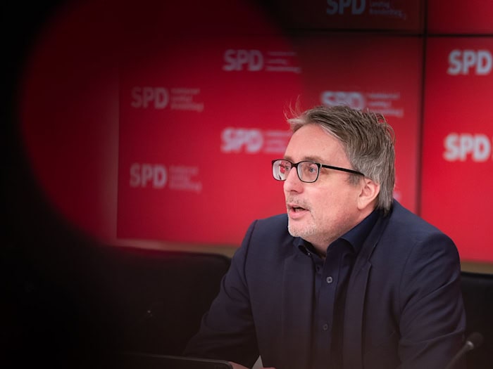 Brandenburgs SPD-Fraktionsvorsitzender Björn Lüttmann stellt erste Sparpläne von SPD und CDU vor. (Archivbild) / Foto: Christophe Gateau/dpa
