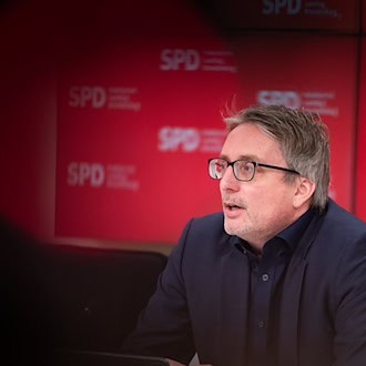 Brandenburgs SPD-Fraktionsvorsitzender Björn Lüttmann stellt erste Sparpläne von SPD und CDU vor. (Archivbild) / Foto: Christophe Gateau/dpa
