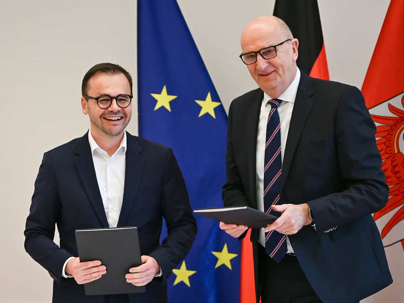 Die neue Brandenburger Landesregierung von Ministerpräsident Dietmar Woidke (SPD) mit Vize-Regierungschef Jan Redmann beginnt ihre Arbeit. (Archivbild) / Foto: Jens Kalaene/dpa