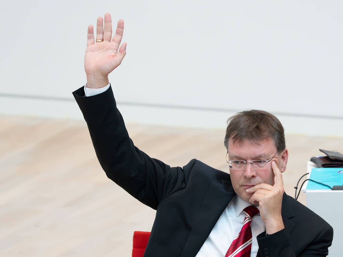 BSW-Politiker Sven Hornauf sieht sein Fragerecht als Abgeordneter verletzt und zieht vors Landesverfassungsgericht. (Archivbild) / Foto: Soeren Stache/dpa