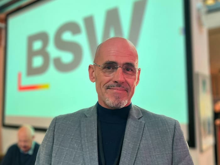 Der Fraktionsvorsitzende des BSW in Brandenburg, Niels-Olaf Lüders, rechnet mit der Landespolitik in Brandenburg ab.  / Foto: Simon Kremer/dpa