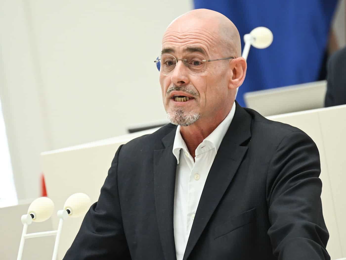 Brandenburgs BSW-Fraktionschef Niels-Olaf Lüders ist neu in der Parlamentarischen Kontrollkommission des Landtags vertreten (Archivbild). / Foto: Britta Pedersen/dpa