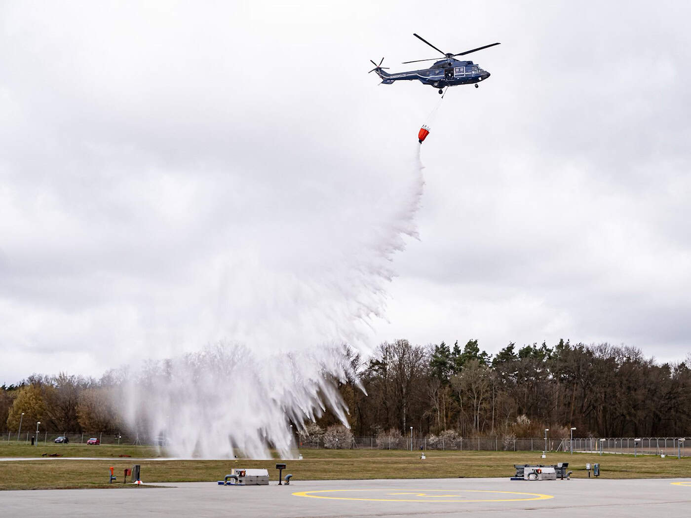 Piloten der Hubschrauberstaffel der Bundespolizei trainieren, um gegen Waldbrände gewappnet zu sein.  / Foto: Fabian Sommer/dpa
