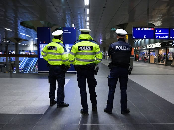 Die Bundespolizei verbietet gefährliche Gegenstände auf Bahnhöfen in Berlin und Potsdam. (Symbolfoto)  / Foto: Bernd von Jutrczenka/dpa