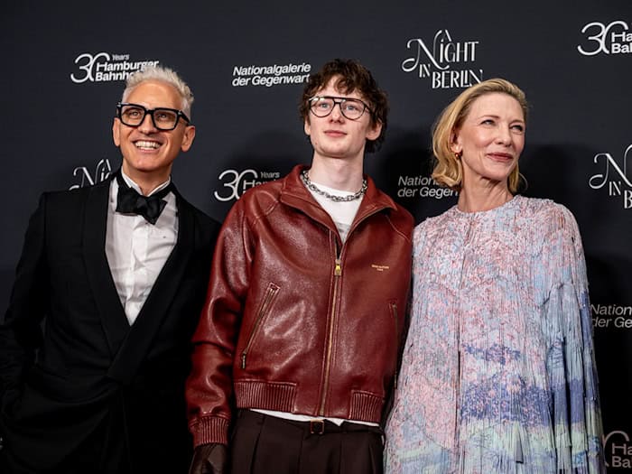 Cate Blanchett, die mit ihrem Sohn Ignatius zur Gala kam, hat ein Herz für Kunst. / Foto: Fabian Sommer/dpa