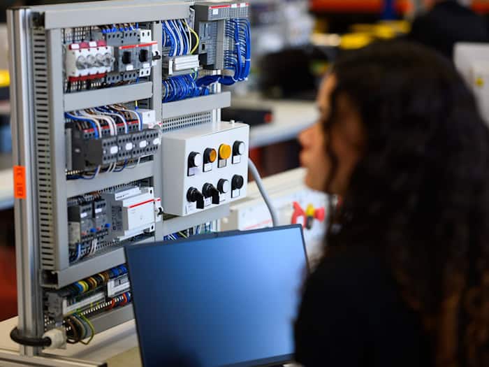 Die Regierungsfraktionen haben sich auf einen Gesetzesentwurf für eine Ausbildungsplatzabgabe geeinigt. (Archivbild) / Foto: Bernd von Jutrczenka/dpa