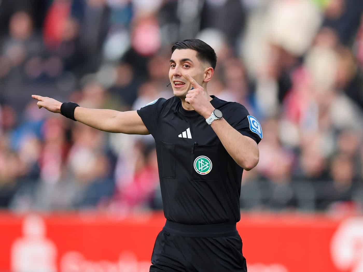Schiedsrichter Timon Schulz stand bei der Auer Niederlage in Mannheim er im Zentrum der Kritik. / Foto: Christoph Reichwein/dpa