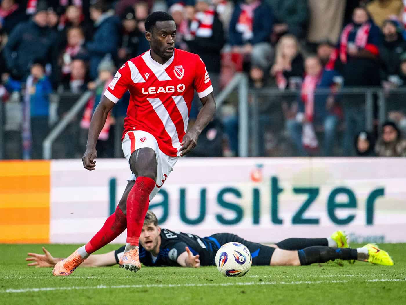 Merveille Biankadi (Energie Cottbus) gelang in Aachen der Ehrentreffer. / Foto: Julius Frick/dpa