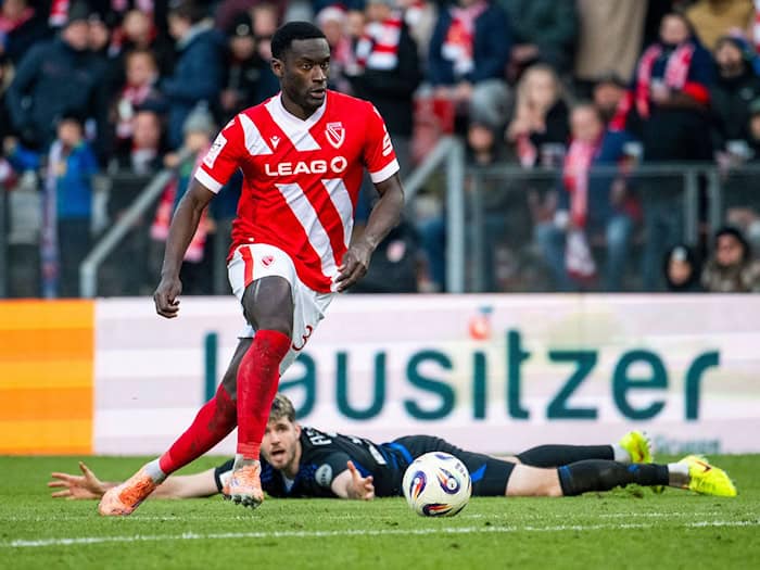 Merveille Biankadi (Energie Cottbus) gelang in Aachen der Ehrentreffer. / Foto: Julius Frick/dpa