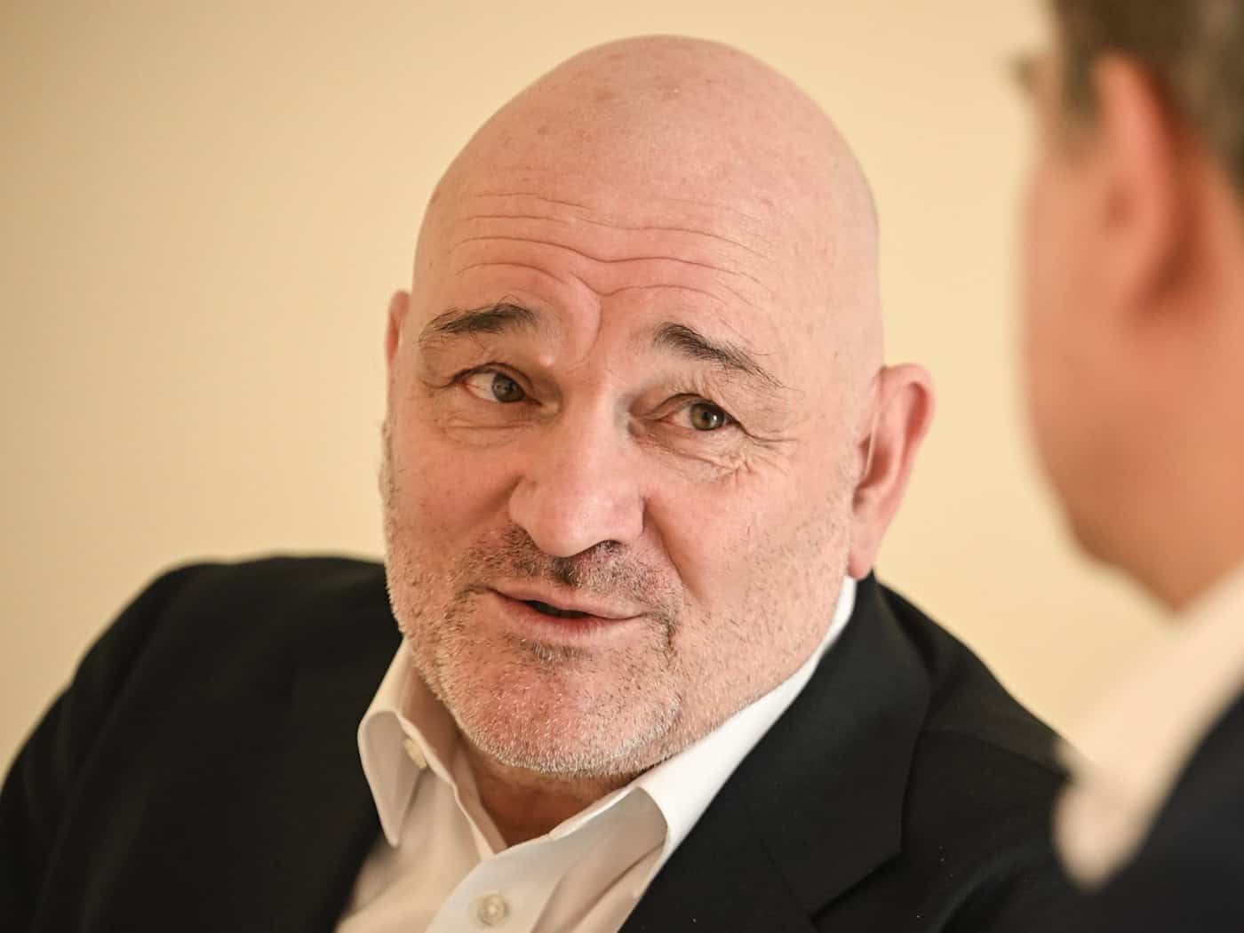 Brandenburgs Verkehrsminister Robert Crumbach (SPD) dringt auf eine Begrenzung der hohen Spritpreise. (Archivbild) / Foto: Britta Pedersen/dpa