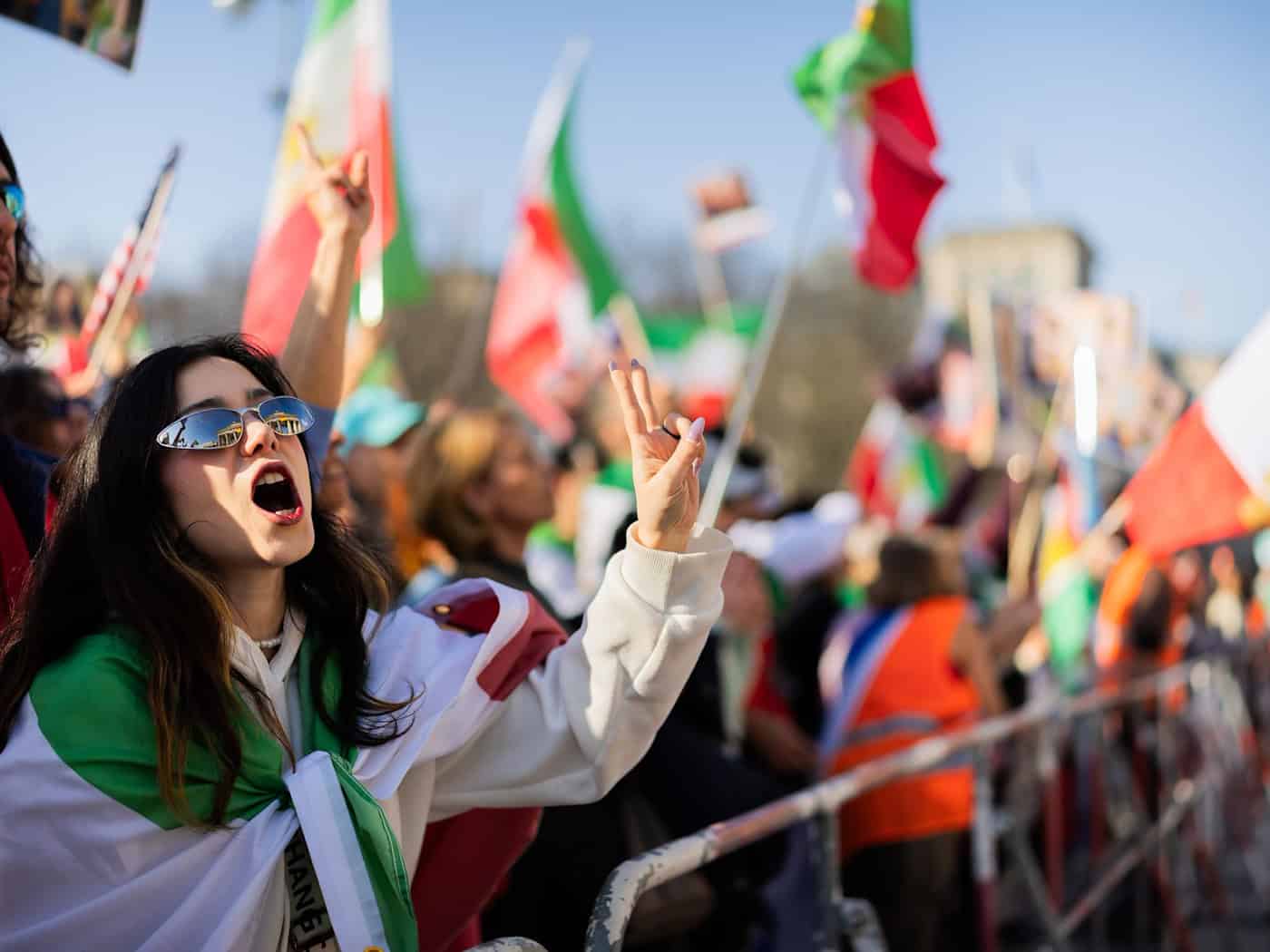 Hunderte von Menschen forderten am Brandenburger Tor Freiheit für den Iran.  / Foto: Christoph Soeder/dpa