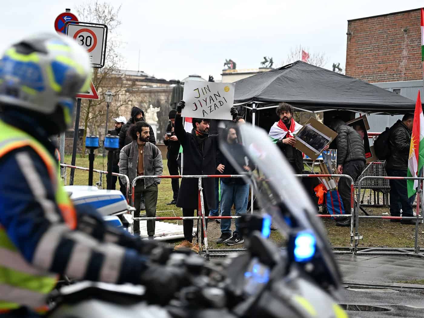 Aus Anlass des Berlin-Besuchs des syrischen Übergangspräsidenten Ahmed al-Scharaa gab es Proteste.  / Foto: Elisa Schu/dpa