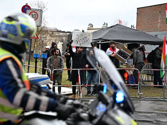 Aus Anlass des Berlin-Besuchs des syrischen Übergangspräsidenten Ahmed al-Scharaa gab es Proteste.  / Foto: Elisa Schu/dpa