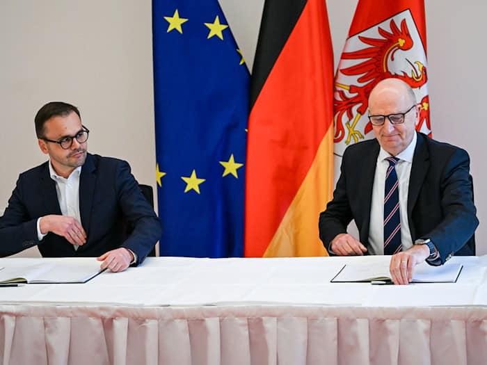 Nach der Unterzeichnung des Koalitionsvertrags steht der Zeitplan für den Start der SPD/CDU-Regierung in Brandenburg fest. / Foto: Jens Kalaene/dpa