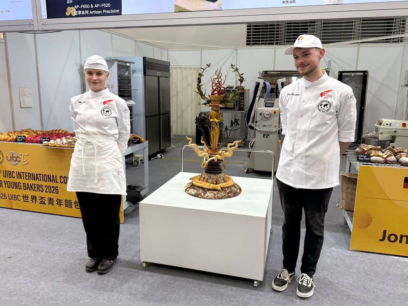 Lilly Jahn und Jonah Rosentreter holten bei der WM der Bäckerjugend den dritten Platz (Handout). / Foto: --/Akademie Deutsches Bäckerhandwerk (Backakademie)/dpa