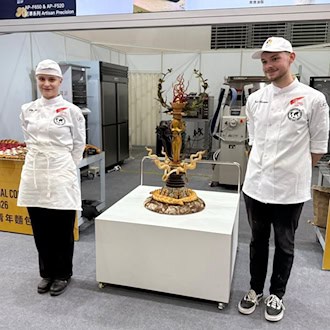 Lilly Jahn und Jonah Rosentreter holten bei der WM der Bäckerjugend den dritten Platz (Handout). / Foto: --/Akademie Deutsches Bäckerhandwerk (Backakademie)/dpa