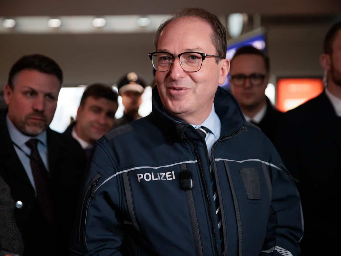 Bundesinnenminister Dobrindt sprach sich bei einem Besuch der Bundespolizei für den Einsatz von KI bei der Videoüberwachung an Bahnhöfen aus. / Foto: Carsten Koall/dpa