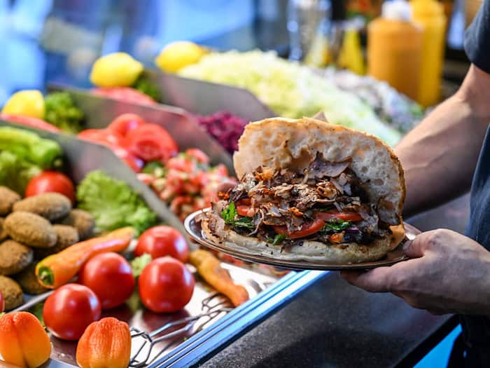 Einige Döner-Imbisse haben die Preise für das gefüllte Fladenbrot zuletzt wieder etwas reduziert. (Archivbild) / Foto: Jens Kalaene/dpa