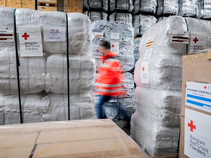 Hilfe für den Libanon: Am Flughafen Berlin wurden laut DRK fast 30 Tonnen Hilfsgüter verladen, darunter Zelte, Decken und Küchensets. / Foto: Christoph Soeder/dpa