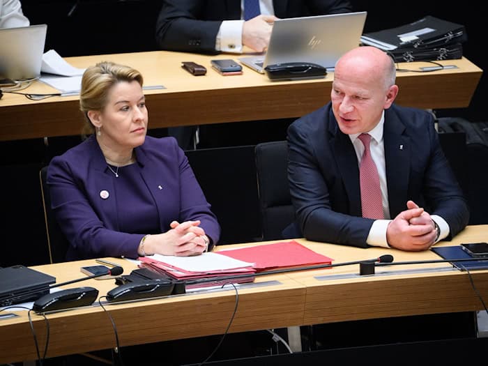 Wirtschaftssenatorin Franziska Giffey (SPD) und Berlins Regierender Bürgermeister Kai Wegner (CDU) sind beim Thema Expo nicht immer einer Meinung. (Archivbild)  / Foto: Bernd von Jutrczenka/dpa