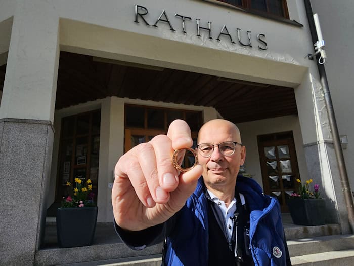 Ein Ehering ist nach einer kleinen Odyssee durch Nordbayern wieder bei seinem Berliner Besitzer angekommen.  / Foto: Mike Müller/dpa