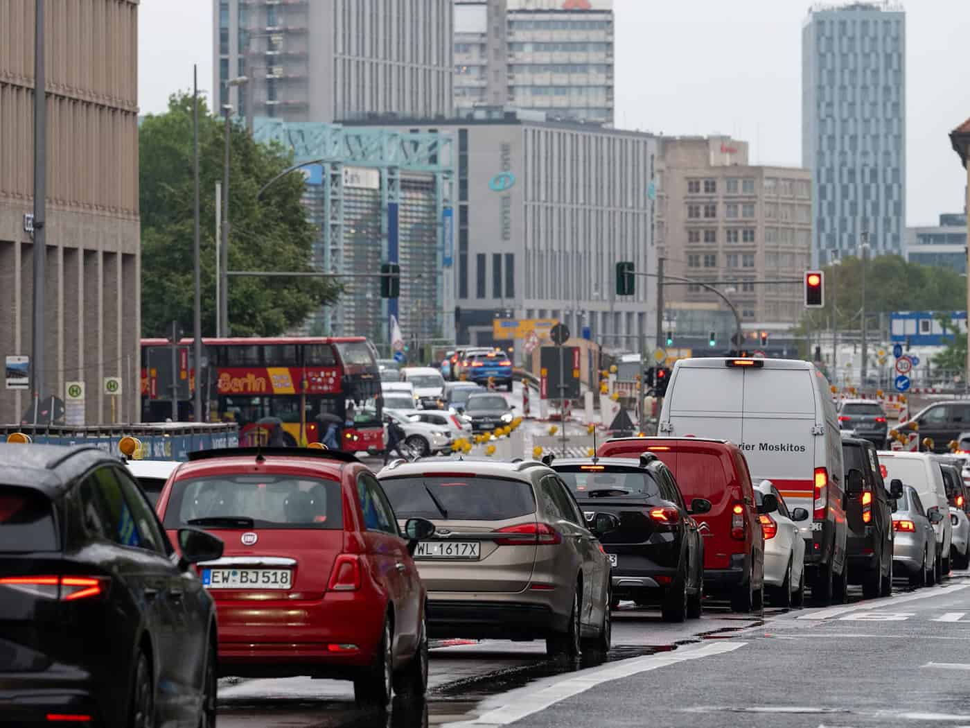 Eine Bürgerinitiative hat ein Volksbegehren angestoßen, um Autos weitgehend aus der Berliner Innenstadt zu verbannen. (Archivbild) / Foto: Soeren Stache/dpa