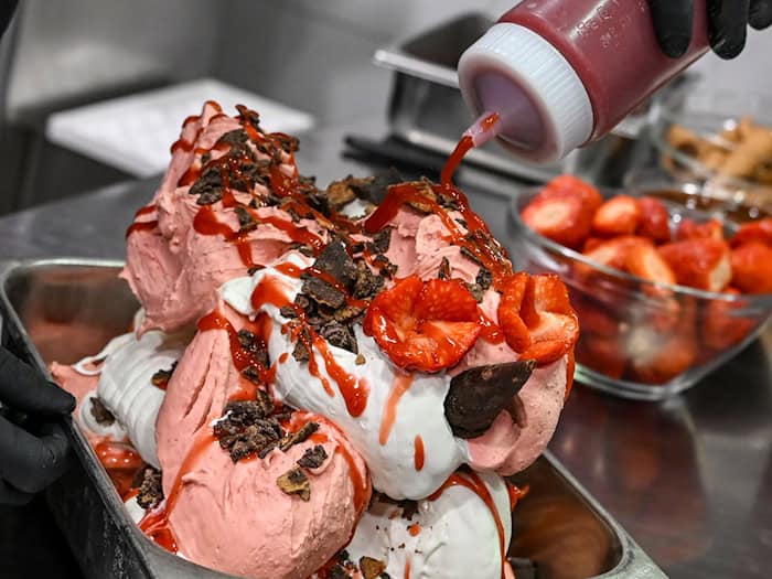 Pinocchio ist eine Melange aus Milcheis und Erdbeersorbet. / Foto: Jens Kalaene/dpa